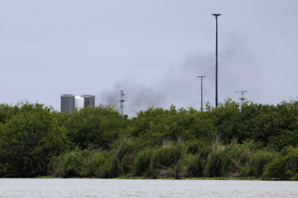 Humo emerge del puesto de avanzada Massey de SpaceX, donde la compañía prueba sus cohetes Starship y sus propulsores Super Heavy, cerca de Starbase, Texas, el 19 de junio de 2025. AFP