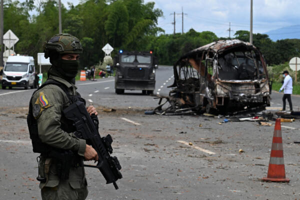 Un policía monta guardia en el lugar donde explotó un autobús frente a una comisaría en Villa Rica, departamento del Cauca, Colombia, el 10 de junio de 2025. AFP