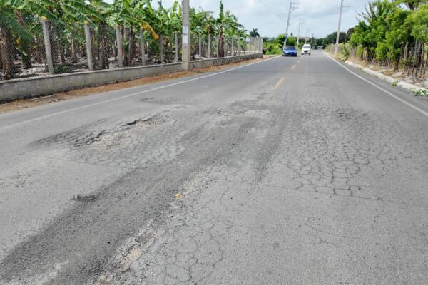 Moradores en la comunidad comunidad de Moca denuncia deterioro prematuro de carretera recién inaugurada.