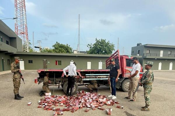 Ejército apresa camionero que ocultaba contrabando de 90 mil cigarrillos en Santiago Rodríguez.