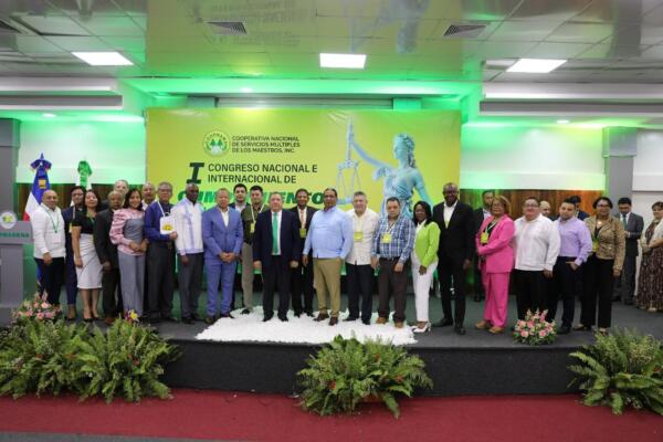 Presentes en el evento de la Cooperativa Nacional de Servicios Múltiples de los Maestros (coopnama)