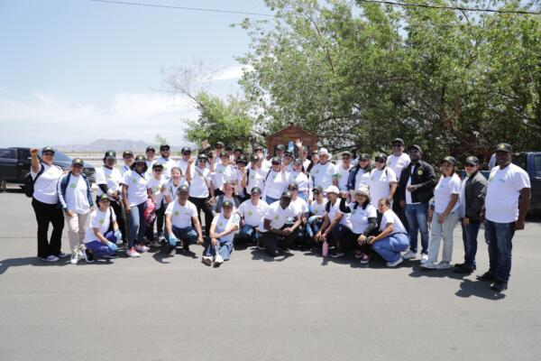 Colaboradores de Coopnama realizaron realizó una jornada de limpieza de costas en la playa de Salinas, Baní.