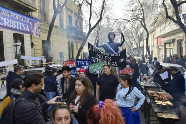 Personas se reúnen a las afueras de la casa de la expresidenta de Argentina Cristina Fernández de Kirchner, este martes en Buenos Aires. EFE