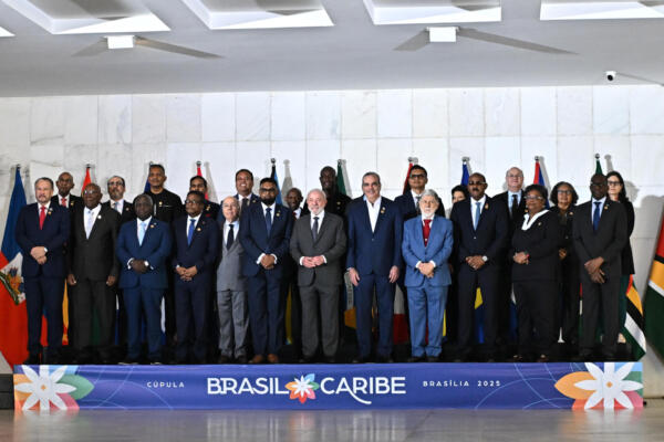 Asistentes a la Cumbre Brasil-Caribe, posan este viernes en Brasilia (Brasil). EFE