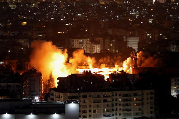 Humo y llamas se elevan tras un ataque aéreo israelí en el distrito de Dahieh, en el sur de Beirut, Líbano. EFE