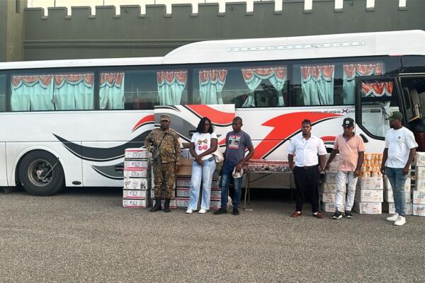 Detienen indocumentados y ocupan mercancía ilícita en autobús del transporte público