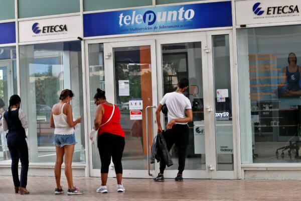 Fotografía de varias personas esperando para entrar a una oficina de servicios de la Empresa cubana de telecomunicaciones (Etecsa), en La Habana (Cuba). EFE