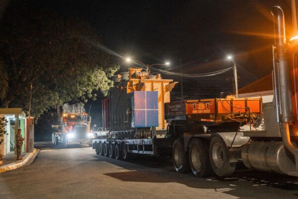 El traslado de los transformadores se realiza con el propósito de repotenciar el servicio con la construcción y ampliación de subestaciones en toda su área de concesión.