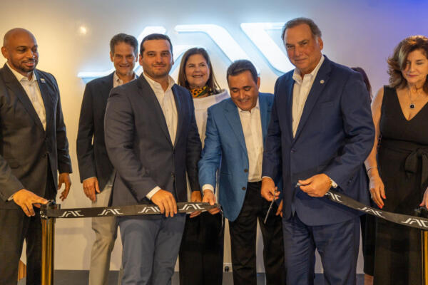 Ejecutivos de Grupo Viamar y JAC Dominicana mientras realizan el corte de cinta inaugural
Foto: fuente externa