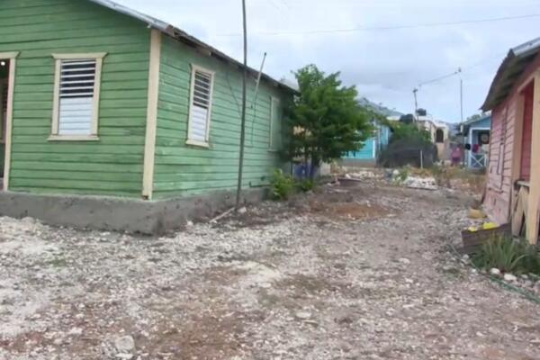 En El Alto, un sector olvidado del distrito municipal Barreras en Azua, el sol castiga, el calor asfixia y el agua simplemente no llega.