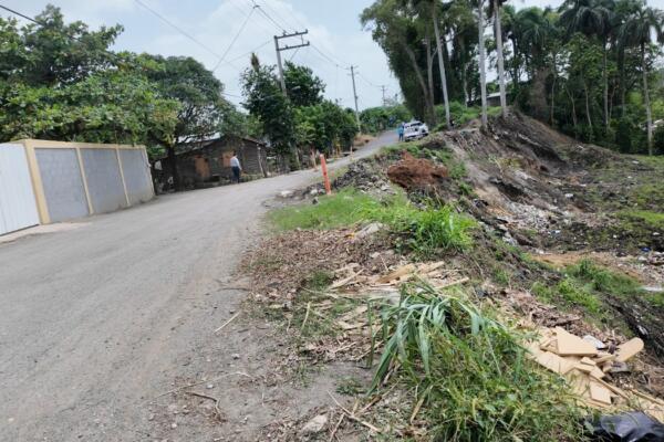 En comunidad de Moca temen ocurra derrumbe en carretera cercana a centro escolar. 