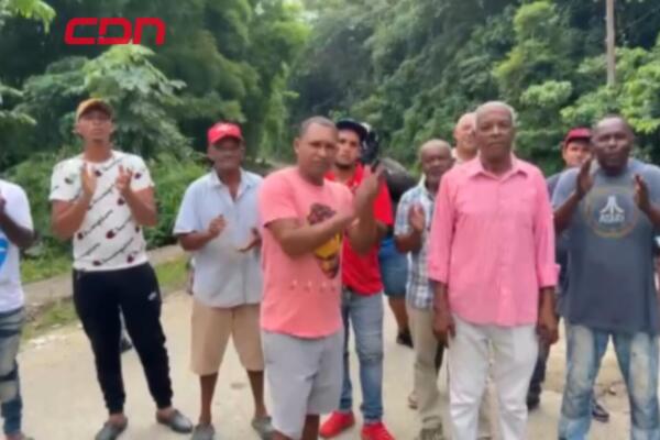 Comunitarios en Villa Altagracia piden obras a las autoridades locales. 