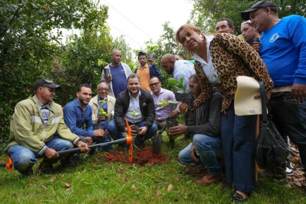 FEDA impulsa agroecología en lomas de Bonao Donan 20 mil plántulas de cacao y herramientas a agricultores en Loma Blanco.