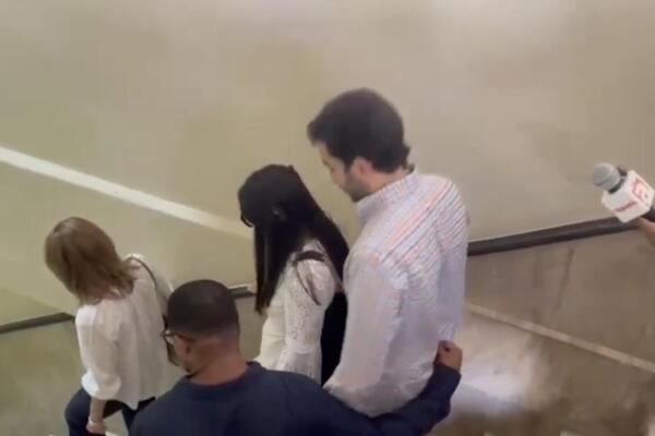 Familia de Antonio Espaillat saliendo de la cárcel del Palacio de Justicia Ciudad Nueva