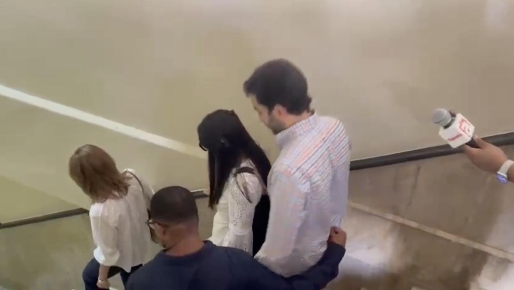 Monserrat de Espaillat guarda silencio al visitar a su esposo detenido por caso Jet Set
