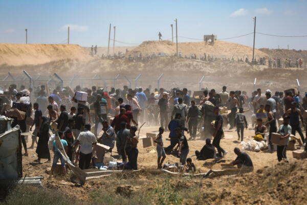 Palestinos transportan suministros de ayuda recibidos de la Fundación Humanitaria de Gaza, respaldada por EE. UU. EFE