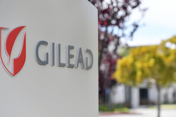 El letrero de Gilead Sciences se ve afuera de su sede en Foster City, California, el 30 de abril de 2020. AFP