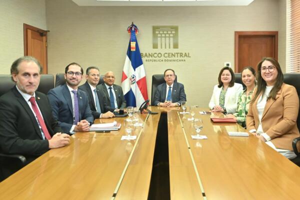 Gobernador Valdez Albizu se reunió con la Sra. Carolina Juan, encargada de Banca Corporativa del Citi Bank.