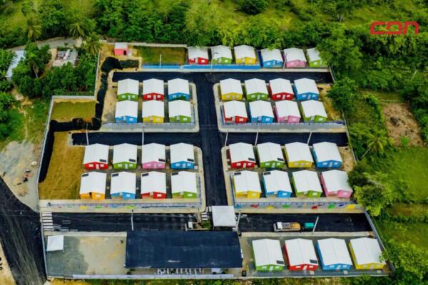 Cada una de las viviendas cuenta con 44 metros cuadrados, distribuidos en terraza, sala, comedor, cocina, dos habitaciones y un baño común.