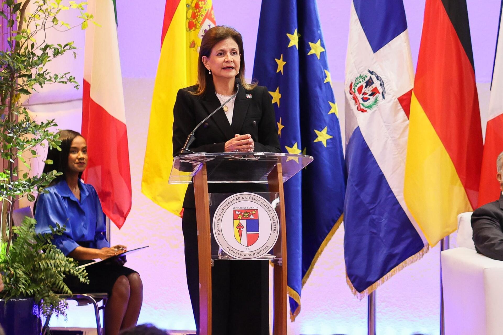"Cuando una mujer da un paso al frente, toda la nación avanza", dice Raquel Peña en conferencia sobre liderazgo