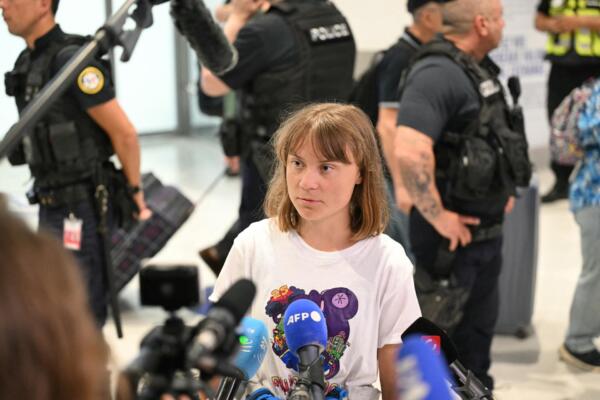 La activista sueca Greta Thunberg habla con periodistas a su llegada al aeropuerto Roissy-Charles de Gaulle, tras salir de Israel en un vuelo a Suecia con escala en Francia, tras ser detenida. AFP