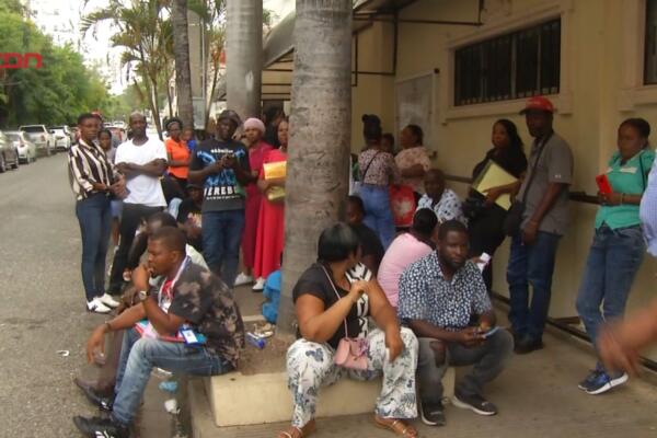 Cientos de ciudadanos haitianos acudieron este miércoles a la Embajada de Haití en República Dominicana.