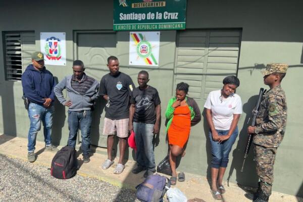 Ejército intercepta 42 haitianos en zona rural de Monte Cristi.