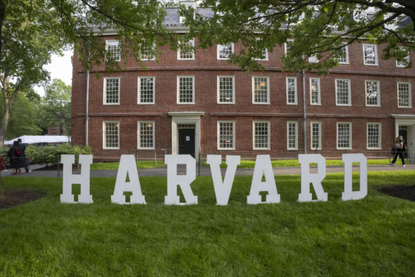 Un cartel de Harvard se ve en el campus de la Universidad de Harvard en Boston, Massachusetts, el 27 de mayo de 2025. AFP