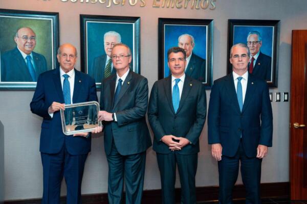 El Grupo Popular reconoció a Marino D. Espinal como Consejero Emérito por su destacada trayectoria durante más de 40 años. Foto: Grupo Popular