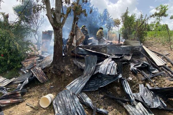 Familia pide ayuda tras quedarse sin hogar por voraz incendio registrado. 