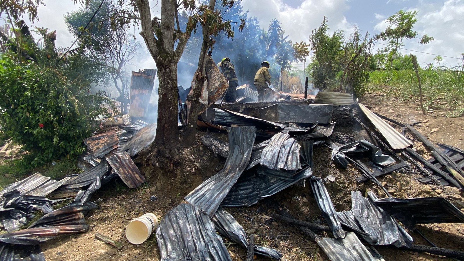 Incendio deja familia sin hogar en Villa Esperanza, Villa Altagracia