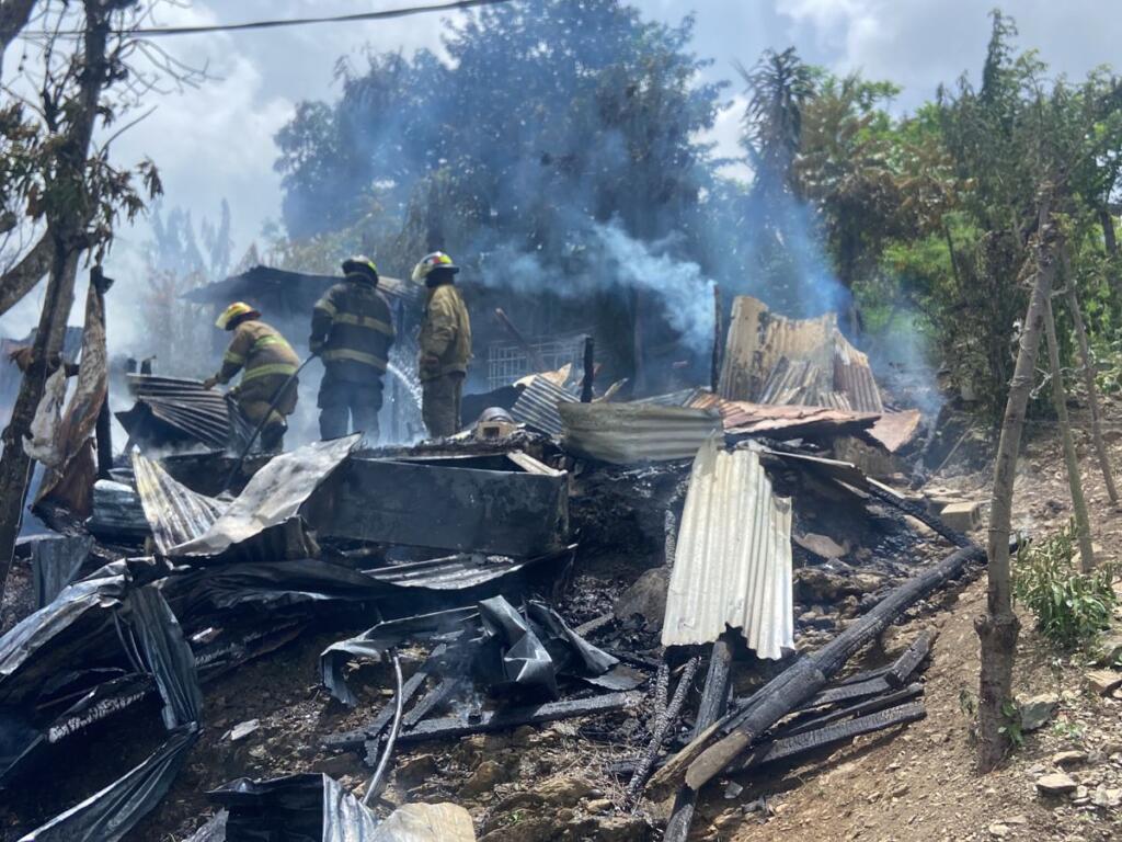 Incendio deja familia sin hogar en Villa Esperanza, Villa Altagracia