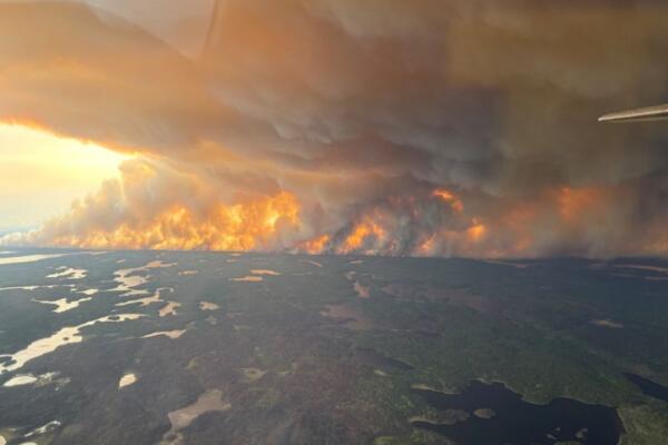 Incendios forestales en Canadá obligan a evacuar a más de 26,000 personas.
