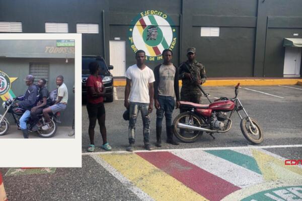 En Montecristi detienen a otros tres indocumentados en una motocicleta