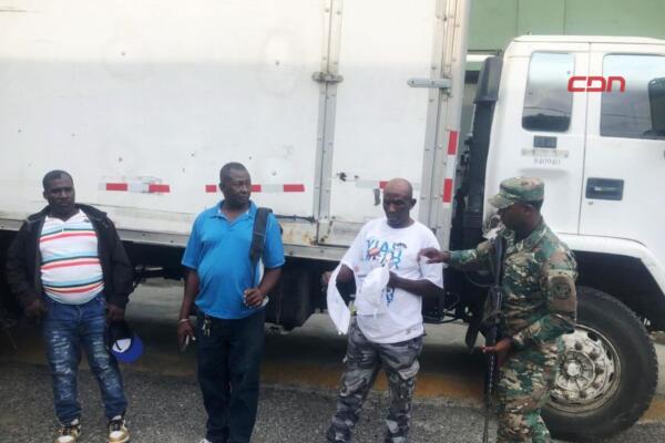 Arrestan nacional haitiano transportando compatriotas indocumentados.