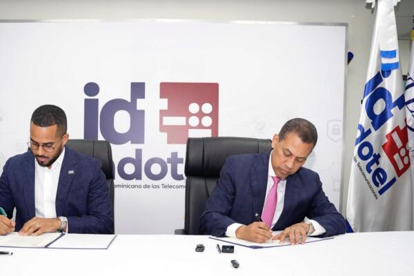 Indotel e ITLA firman acuerdo para abrir centros tecnológicos en comunidades.