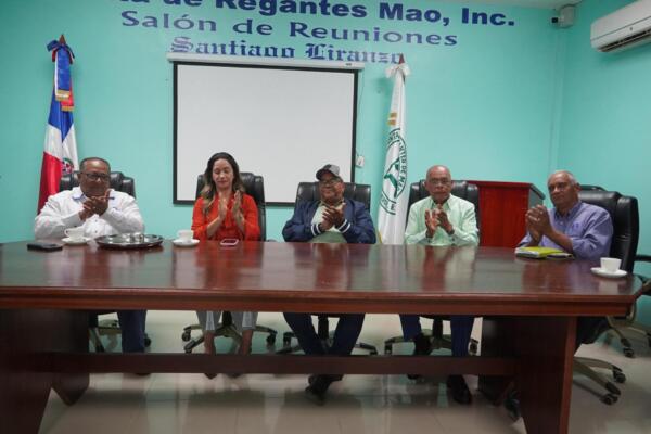 Gobernadora de Valverde junto a miembros del INDRHI y Junta de Regantes de Mao.