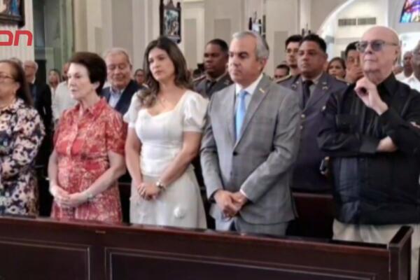 Iván Hernández Guzmán, director ejecutivo de Intabaco; expresidente Hipólito Mejía, junto a otras autoridades. 