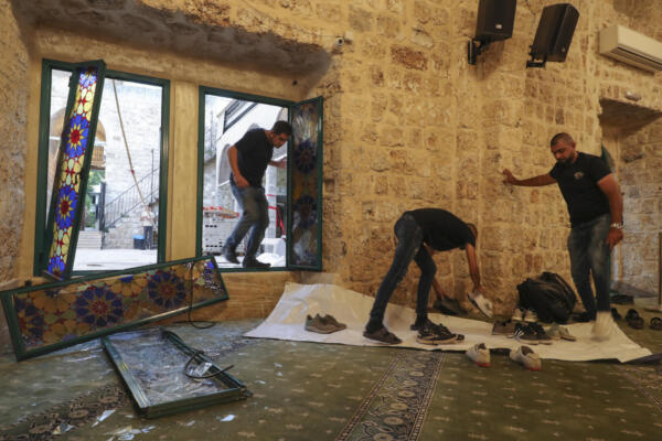 Vista de los destrozos causados por un ataque iraní en Haifa (Israel), este viernes. Irán lanzó casi 30 misiles en su último ataque. EFE