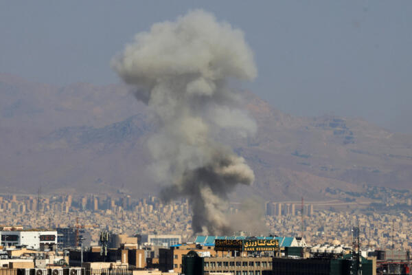 Columnas de humo tras una explosión en el centro de Teherán el 15 de junio de 2025. AFP