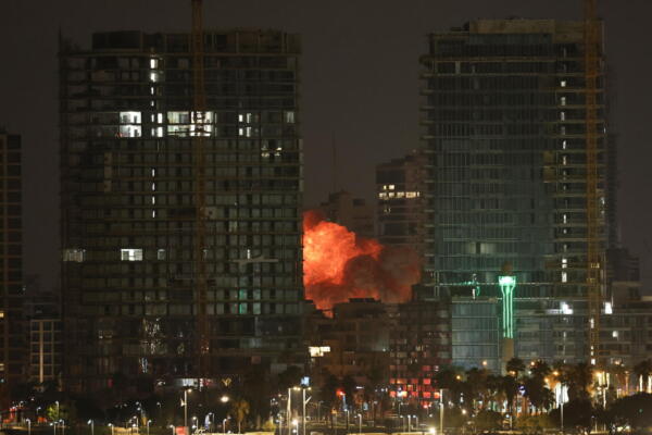 Una explosión tras la caída de un misil lanzado por Irán sobre Tel Aviv, Israel, el 16 de junio de 2025. EFE