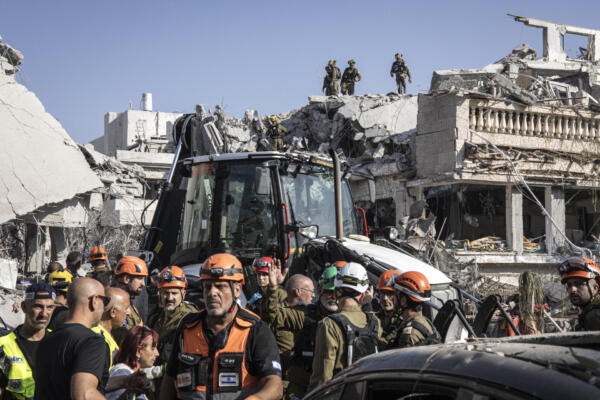 Los servicios de emergencia israelíes inspeccionan un sitio alcanzado por un misil disparado desde Irán al sur de Tel Aviv el 14 de junio de 2025. AFP