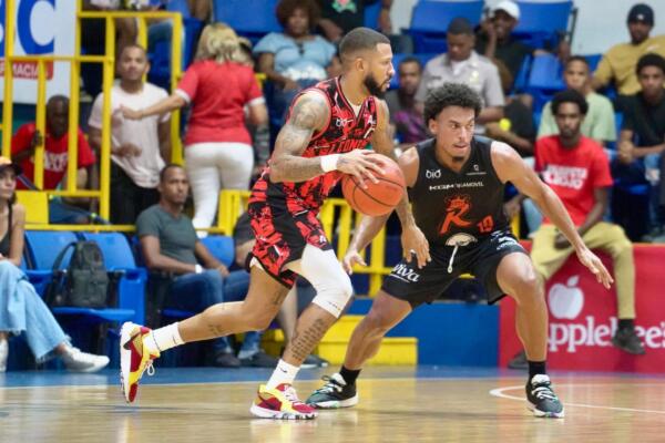 Jaison Valdez de Leones ataca ante la marca de Reales de La Vega
