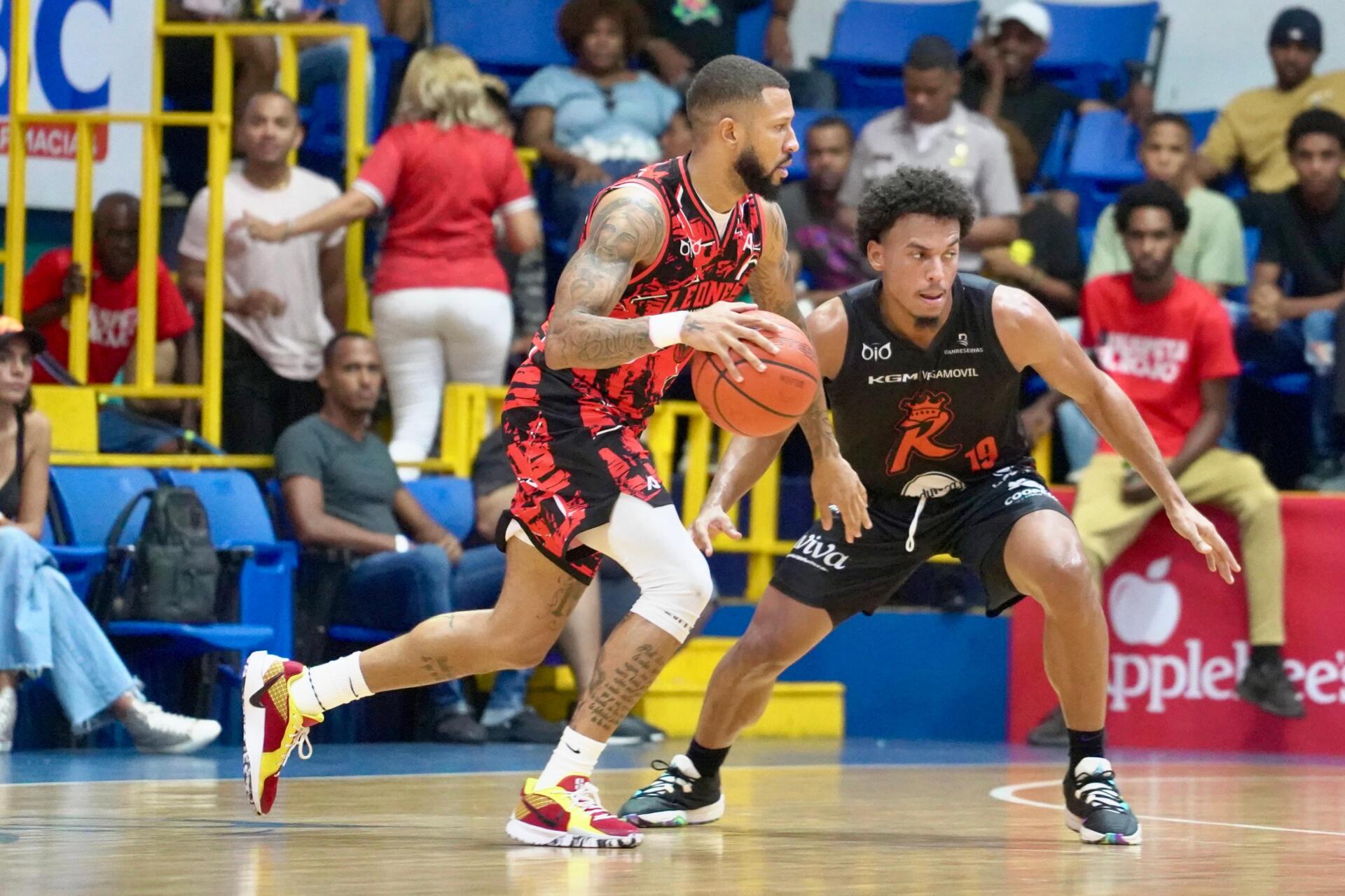 Jaison Valdez de Leones ataca ante la marca de Reales de La Vega