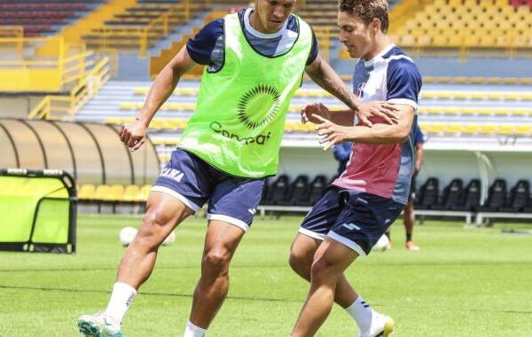 Jean Carlos López, capitán de la Selección Nacional de Fútbol dominicano maneja la pelota ante la marca de Lucas Bretón, dos jugadores que salieron de la Liga Dominicana de Fútbol