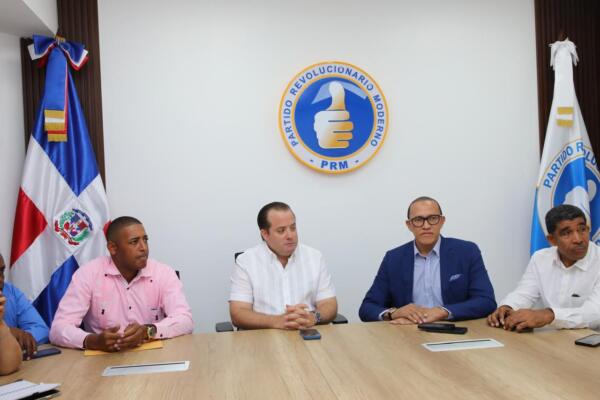 José Ignacio Paliza junto a otras autoridades de San Juan de la Maguana. 