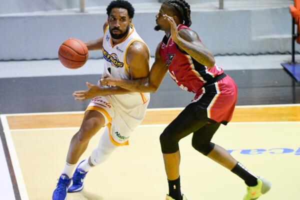 Juan Guerrero de los Metros ataca ante la marca de Miguel Simón de los Indios en la LNB
