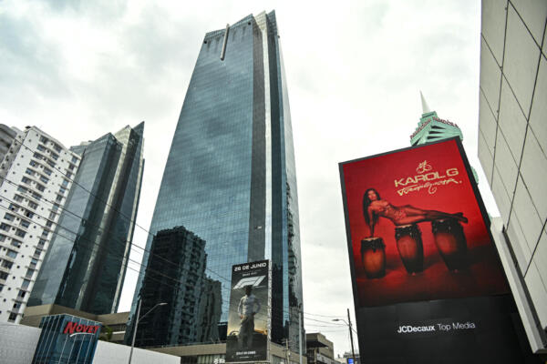 Vista de una gran valla publicitaria LED que promociona el nuevo álbum de la cantante colombiana Karol G en la Ciudad de Panamá, el 20 de junio de 2025.