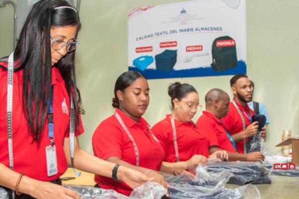 Para los fines de eficientizar el armado de kits se ha dispuesto de un personal que trabaja en horario extendido en vista del volumen operacional que representa esta labor. Foto: Fuente externa 
