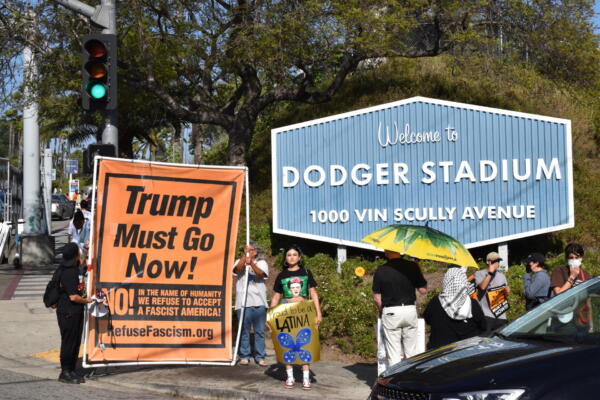 Un grupo de personas fue captado este viernes, 20 de junio, al protestar en la puerta del estadio de los Dodgers, en Los Ángeles (California, EE.UU.). EFE